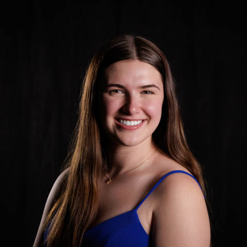 Headshot Maddie Buzza.