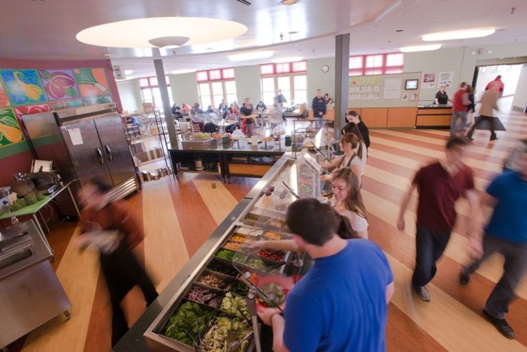 Students getting food in Kelley Commons
