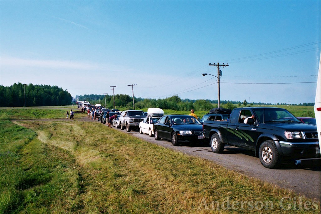 long line of cars on the highway waiting to get in